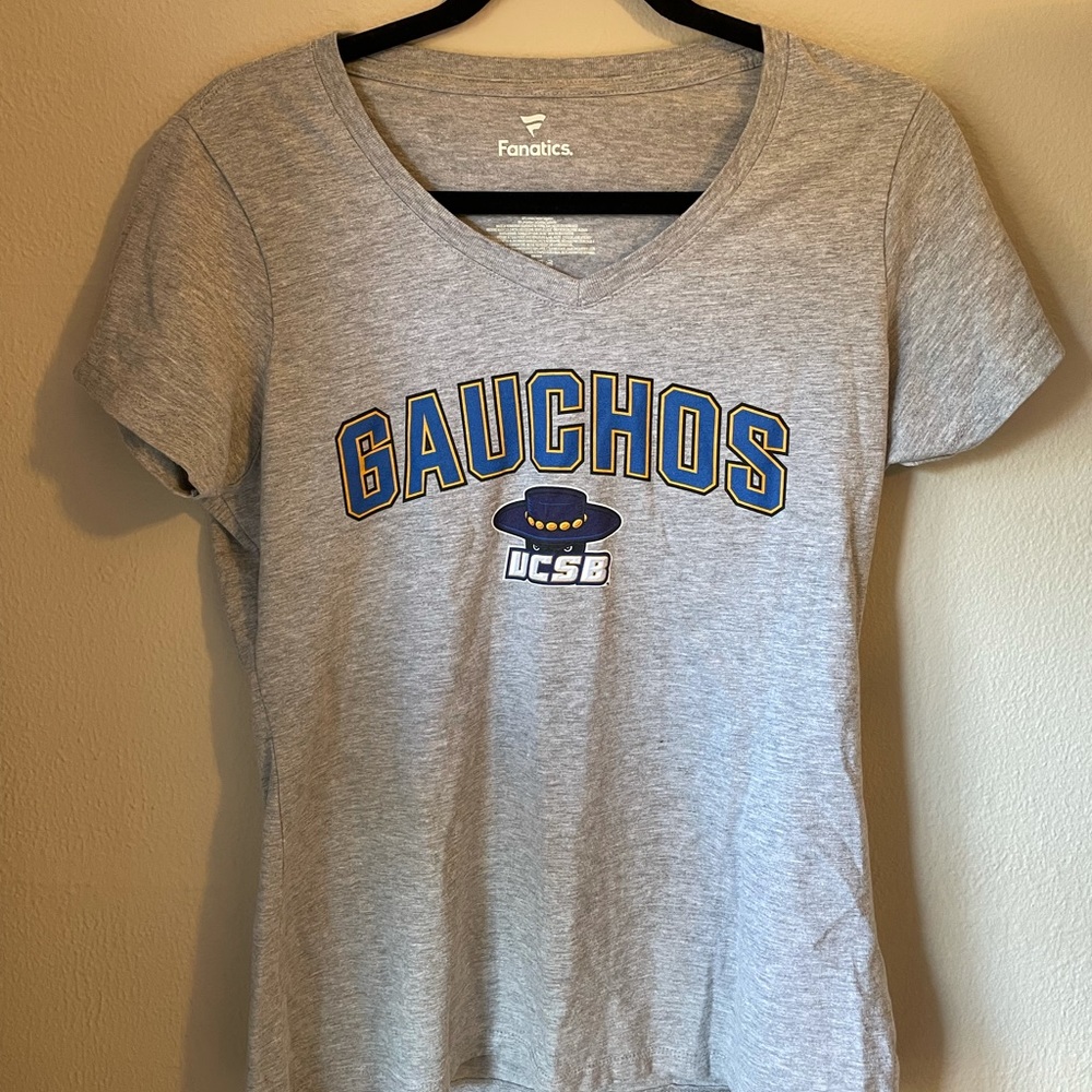 🌹✨ UCSB V-neck T-shirt